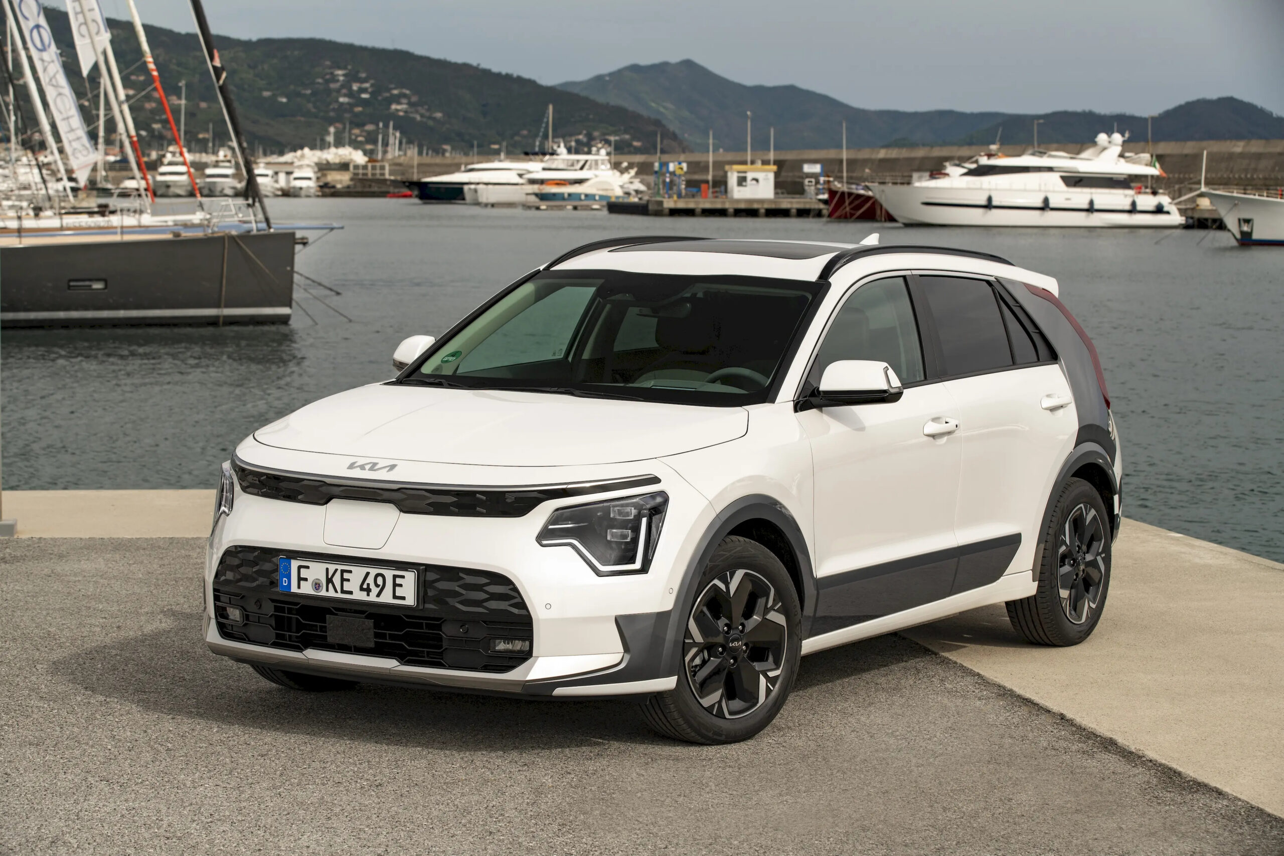 Bílá Kia Niro EV Final Edition v přístavu
